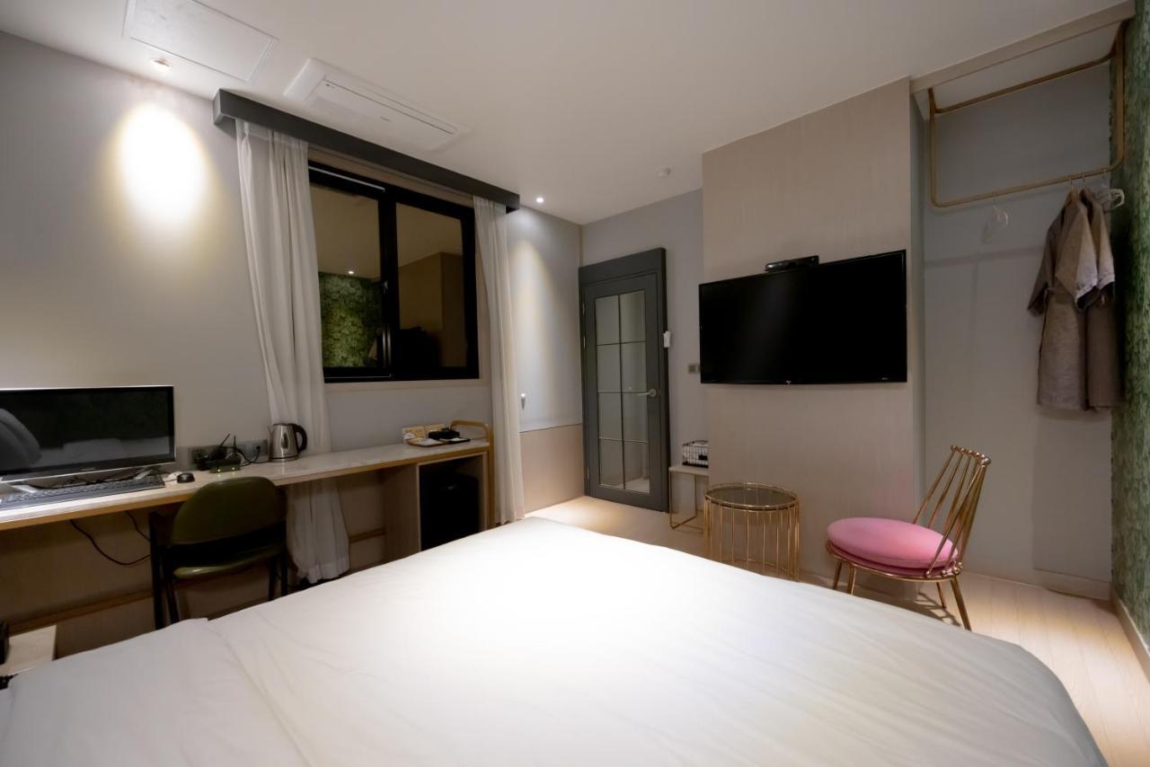 Hound Hotel Seomyeon-Beomcheon Пусан Екстериор снимка