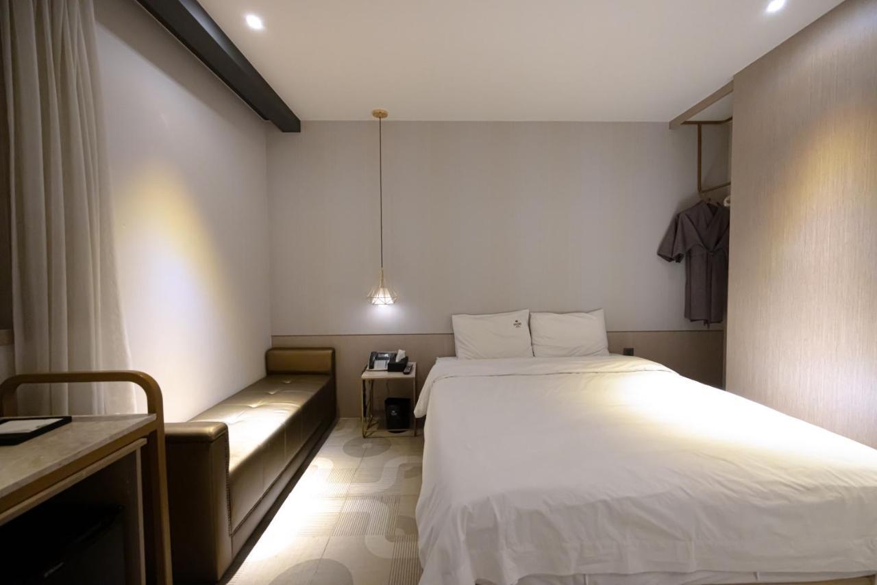 Hound Hotel Seomyeon-Beomcheon Пусан Екстериор снимка