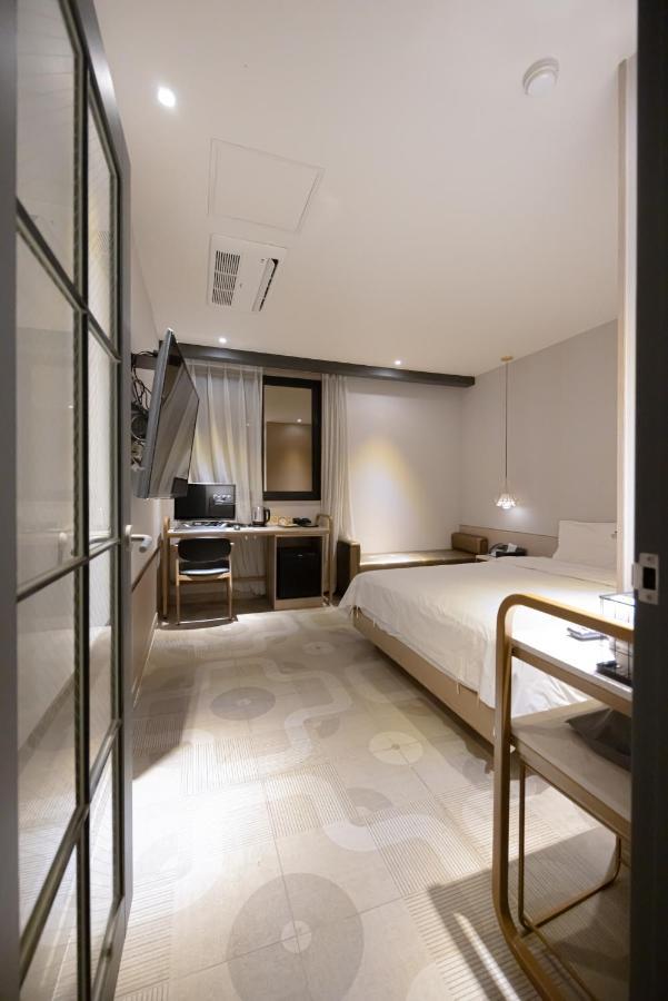 Hound Hotel Seomyeon-Beomcheon Пусан Екстериор снимка