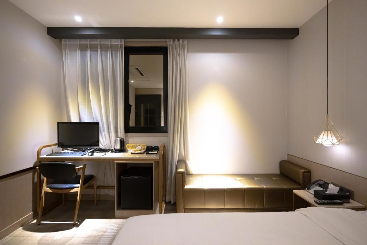 Hound Hotel Seomyeon-Beomcheon Пусан Екстериор снимка