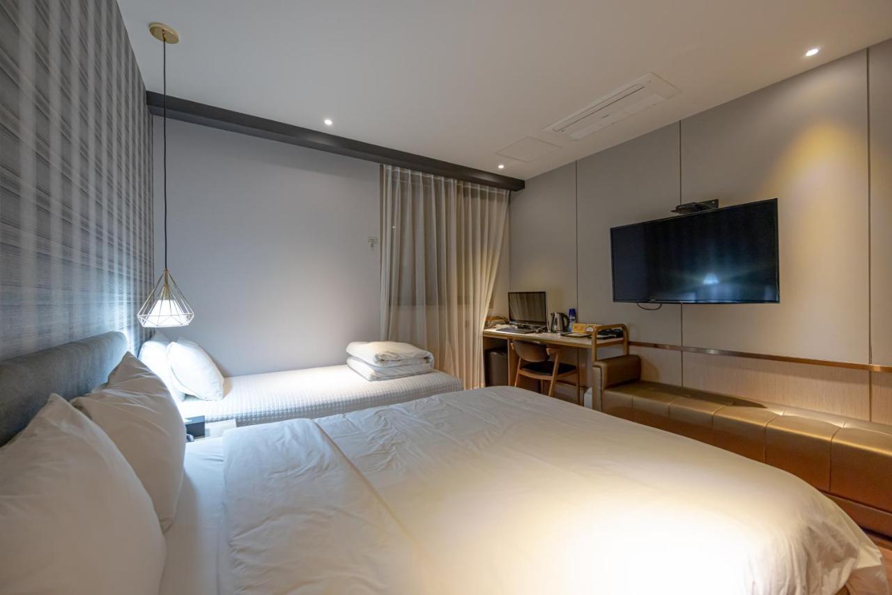 Hound Hotel Seomyeon-Beomcheon Пусан Екстериор снимка